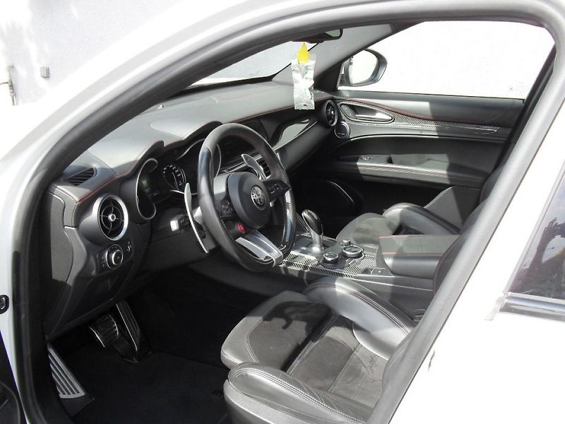 Alfa Romeo Stelvio 2,9 Bi-Turbo V6 Quadrifoglio - fotka 12 z 32