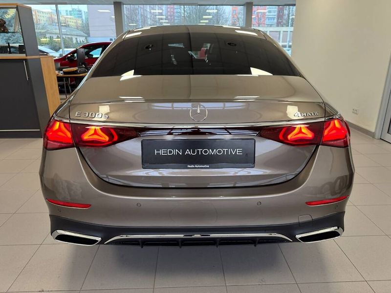 Mercedes-Benz Třídy E (2026) 300 e 4MATIC - fotka 4 z 6