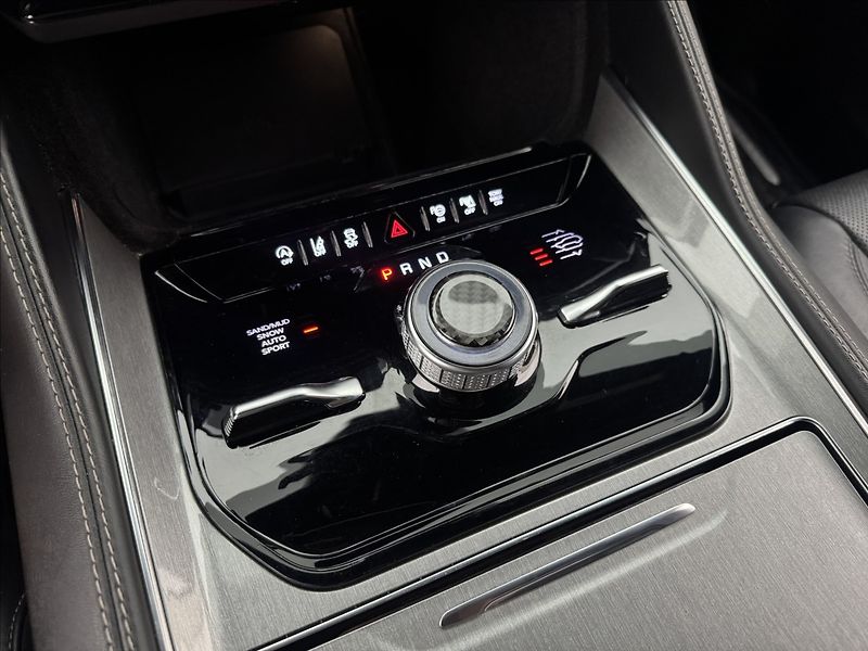 Jeep Wagoneer 5,7 V8 VZDUCH 7-MÍST DPH 360° - fotka 29 z 60