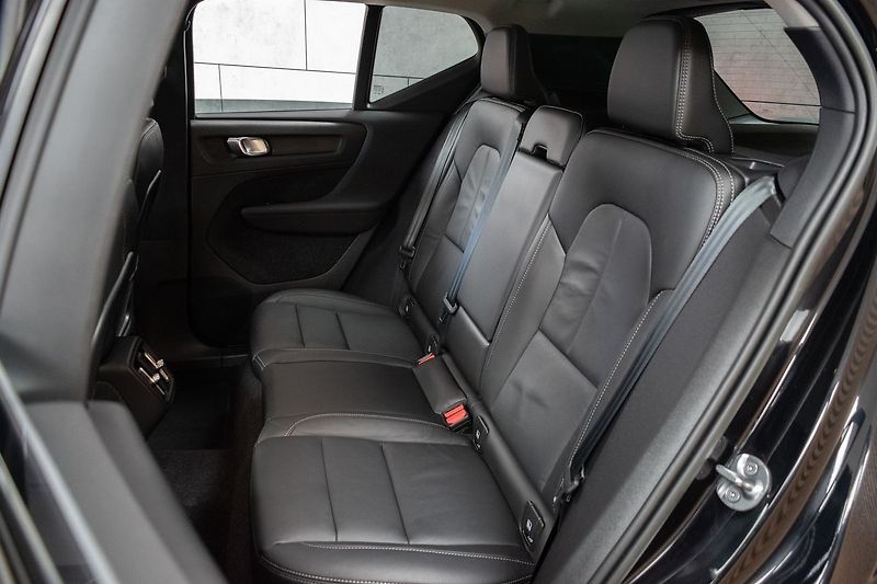 Volvo XC40 B4 AWD KAMERY360*HARMAN*ČR 1.M - fotka 11 z 42