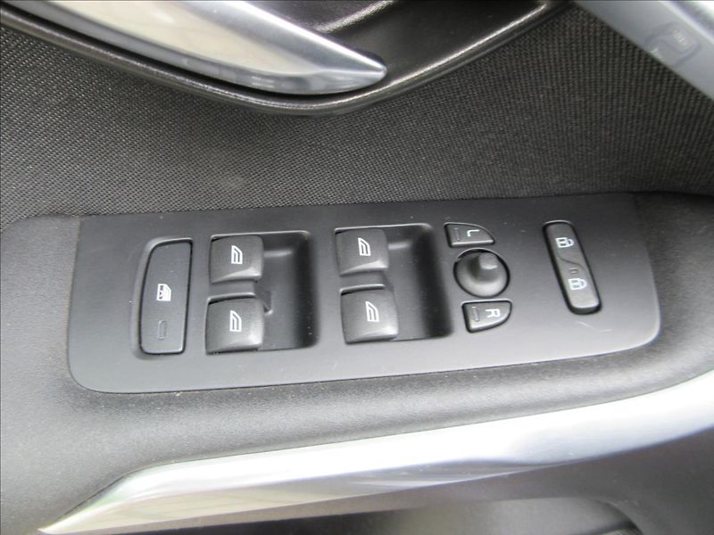 Volvo V40 1,6 D D2, 84Kw, Klima, park.sy - fotka 23 z 28