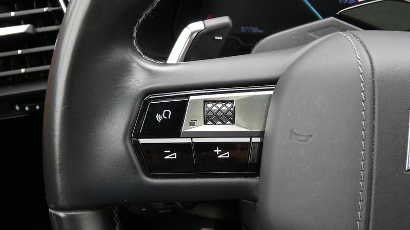 DS Automobiles DS7 Crossback 1.6 E-TENSE 4x4 Pluq-in Hybrid - fotka 11 z 25