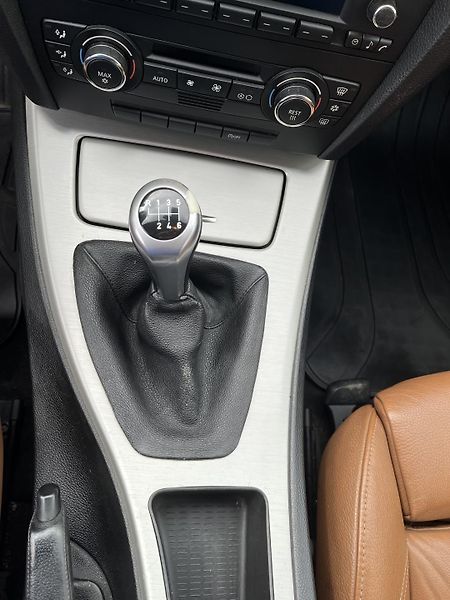 BMW Řada 3 320i Coupe - fotka 18 z 23