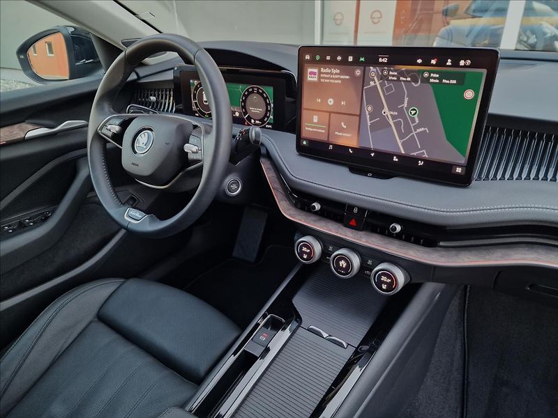 Škoda Superb 1.5 TSI DSG 110kW L&K Combi - fotka 41 z 50