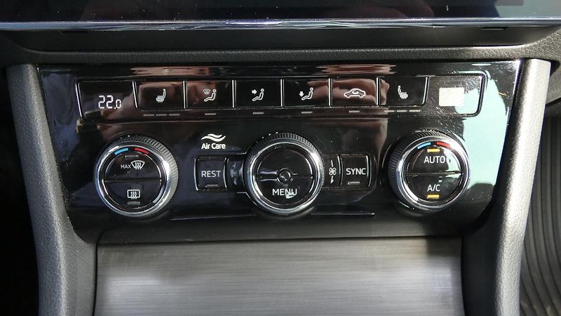 Škoda Superb Combi 1.5 TSI DSG Style - fotka 17 z 27