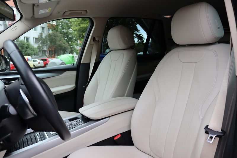 BMW X5 XDRIVE 40e F15 230kW DPH - fotka 19 z 48