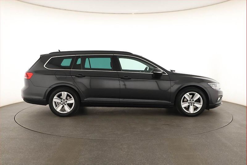 Volkswagen Passat (2022) 2.0 TDI, Automat, Navi - fotka 6 z 20
