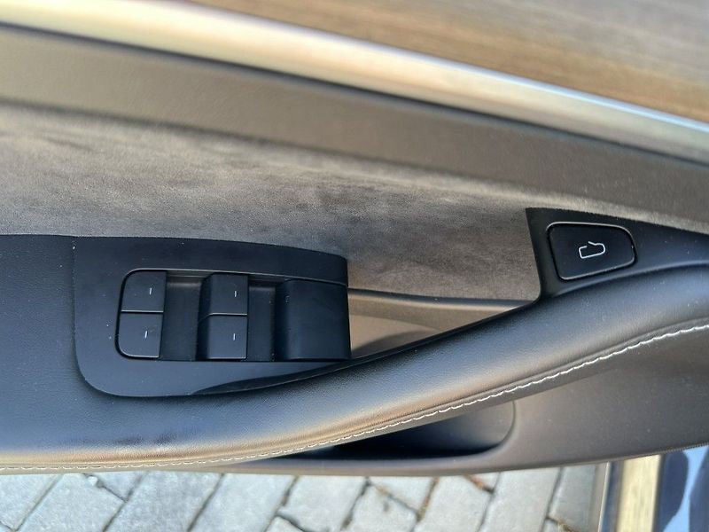Tesla Model 3 Performance Dual AWD - fotka 17 z 28