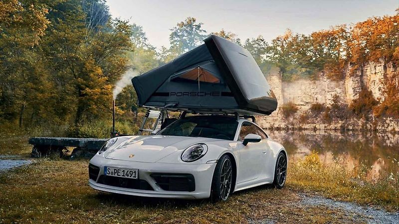 Majitelé vybraných modelů Porsche mohou kempovat v přírodě díky střešním stanům.