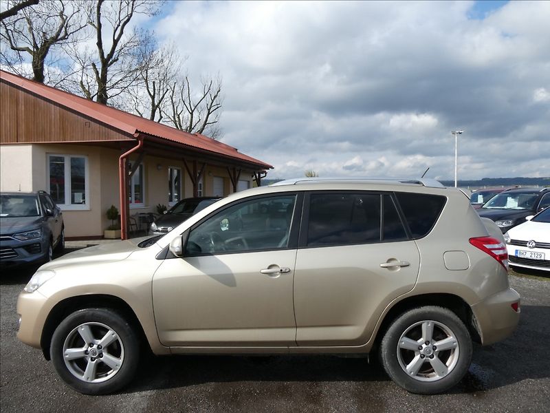 Toyota RAV4 2,2 D-4D 110kW 4x4,ČR,2.majite - fotka 5 z 40