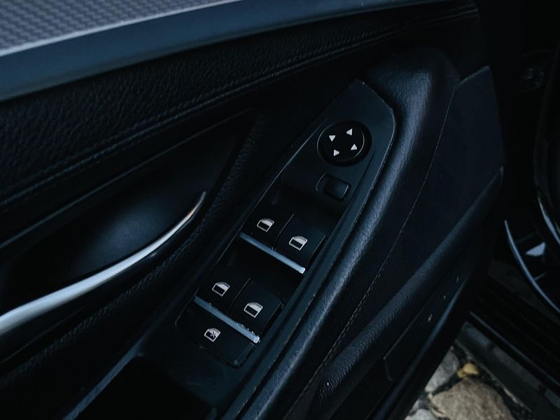 BMW Řada 5 530D AUT XDRIVE TAŽNÉ M-PAKET - fotka 34 z 48
