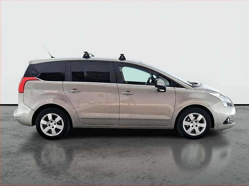 Peugeot 5008 (2013) 1.6 HDi, 7 míst, ČR,1.maj - fotka 6 z 17