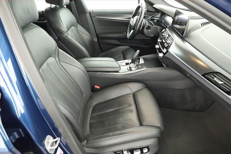 BMW Řada 5 (2021) M Sport 530d xDrive - fotka 6 z 21