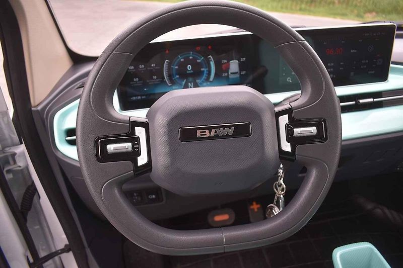 Na venkovských silnicích elektrický Pony stačí tempu okolního provozu