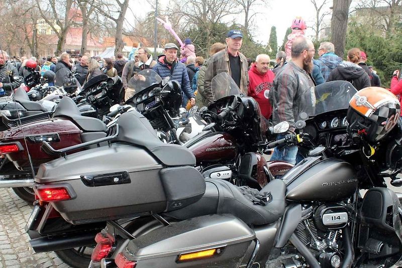 Z příjezdu spanilé jízdy motocyklů do Poděbrad.