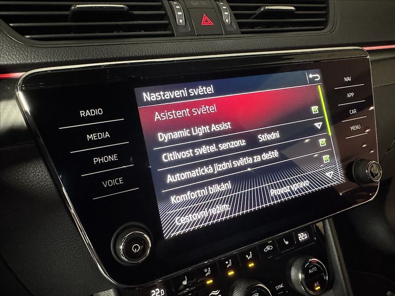 Škoda Superb 1,5 TSi  DSG Sportline Virtual - fotka 31 z 48