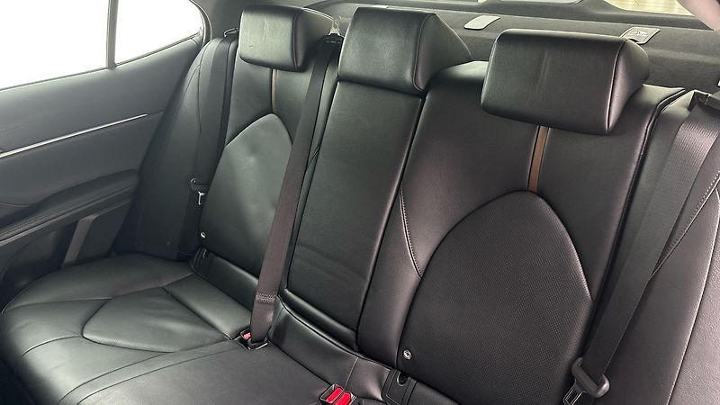 Toyota Camry 2.5 Hybrid AUT Executive - fotka 16 z 27