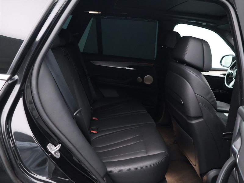 BMW X5 3,0 40d 230kW xDrive M-Paket C - fotka 13 z 32