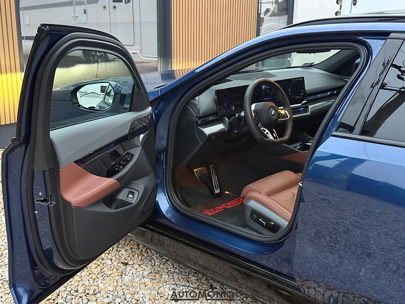 BMW Řada 5 (2025) 550e xDrive Touring M Sport - fotka 16 z 34