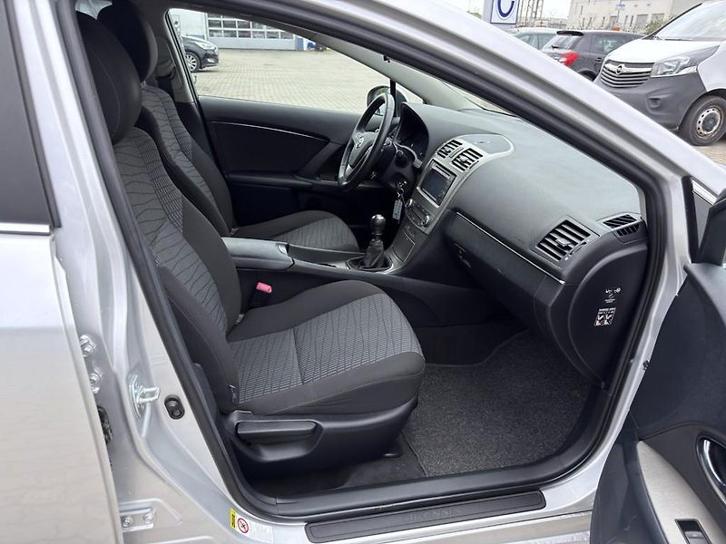 Toyota Avensis 1.8i 108 kW navi. serviska - fotka 11 z 17