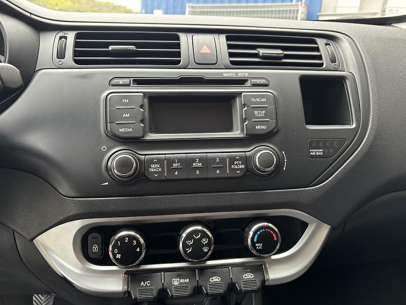 Kia Rio (2015) 1.2i 63kw  - fotka 17 z 18