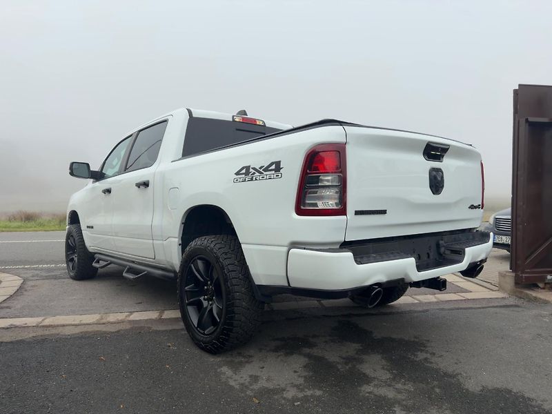 Dodge RAM 1500 (2023) Bighorn 5,7 Hemi Lonestar Crew - fotka 3 z 20