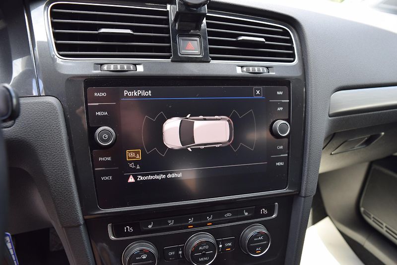 Volkswagen Golf (2018) 1.4TSI 92kw CLBMT LED NAVI TOP - fotka 25 z 49