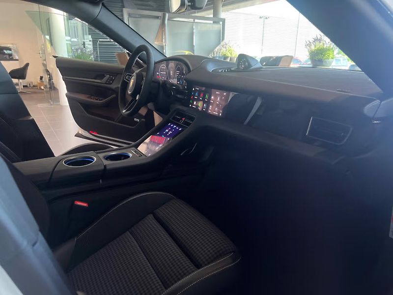 Porsche Taycan Sport Turismo HuD Pano Soft - fotka 21 z 25