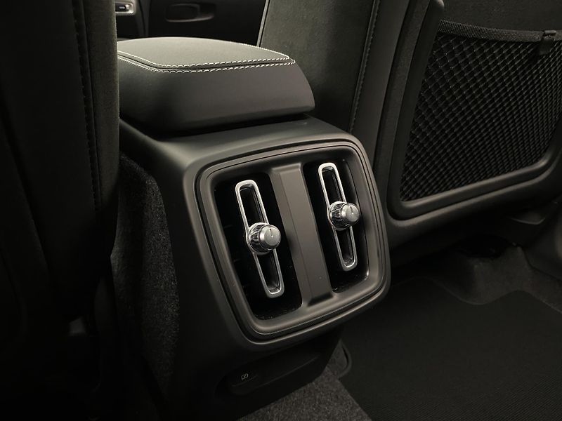 Volvo XC40 (2026) B3 AUT DARK ULTRA  - fotka 33 z 64