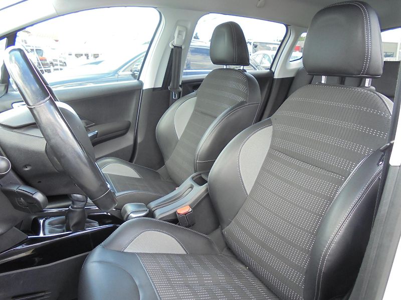 Peugeot 2008 (2017) 1.2i 81kw- GT LINE-SERVISKA - fotka 11 z 14