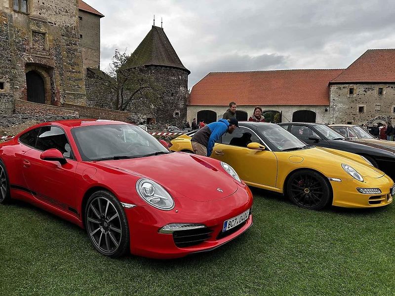 Sraz vozů Porsche ve Švihově na hradě.
