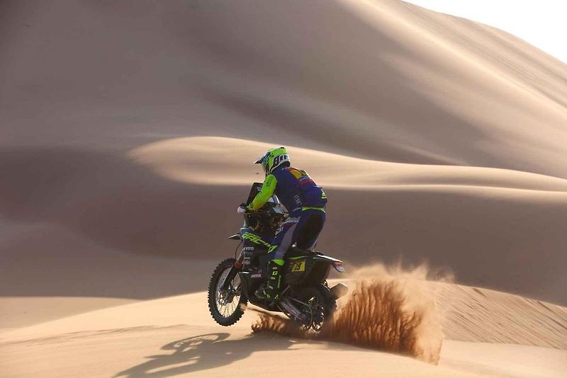 Účastníci Rallye Dakar zdolávají obrovské duny