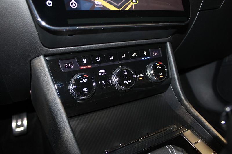 Škoda Superb iV DSG Sportline  5let/100tkm - fotka 25 z 32