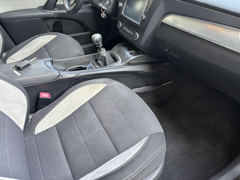 Toyota Avensis (2015) 1.8VVTi, 108kW, REZERVACE - fotka 11 z 17