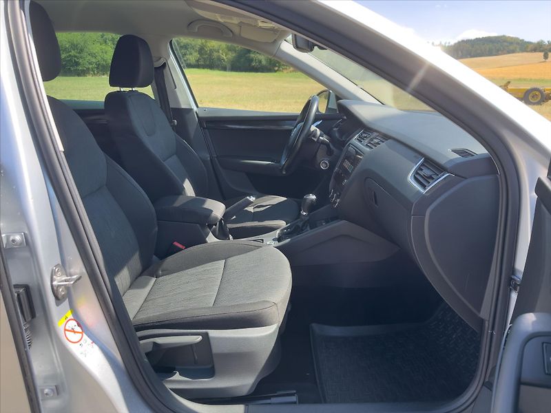Škoda Octavia 1,6 TDI DSG CZ Style LED DPH - fotka 12 z 38