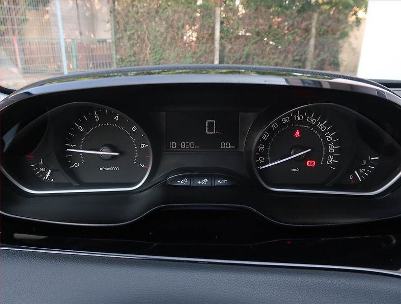 Peugeot 208 (2017) 1.2 PureTech, Tempomat - fotka 11 z 16