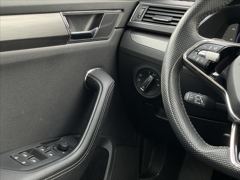 Škoda Superb 2,0 TDI DSG Combi Style Extra - fotka 15 z 24