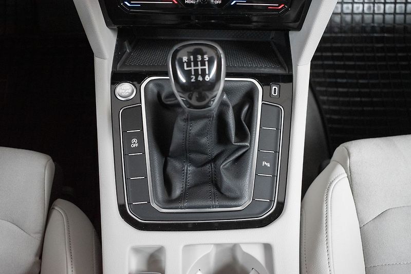 Volkswagen Passat 2.0 TDI ELEGANCE*ACC*ČR*1.MAJ - fotka 22 z 40