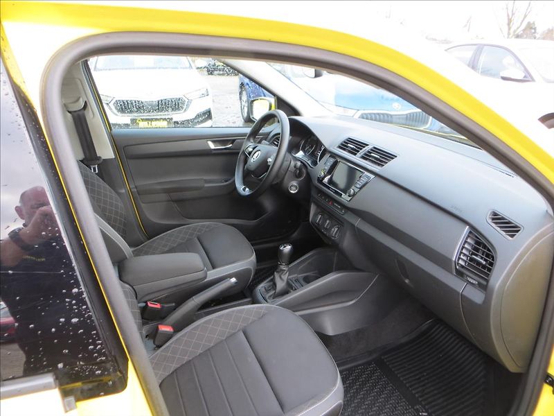 Škoda Fabia 1,0 TSI Ambition Tour ČR - fotka 11 z 24