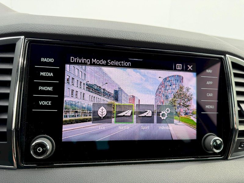 Škoda Karoq (2022) 2.0 TDI 110kW Style Plus Tažné - fotka 17 z 35
