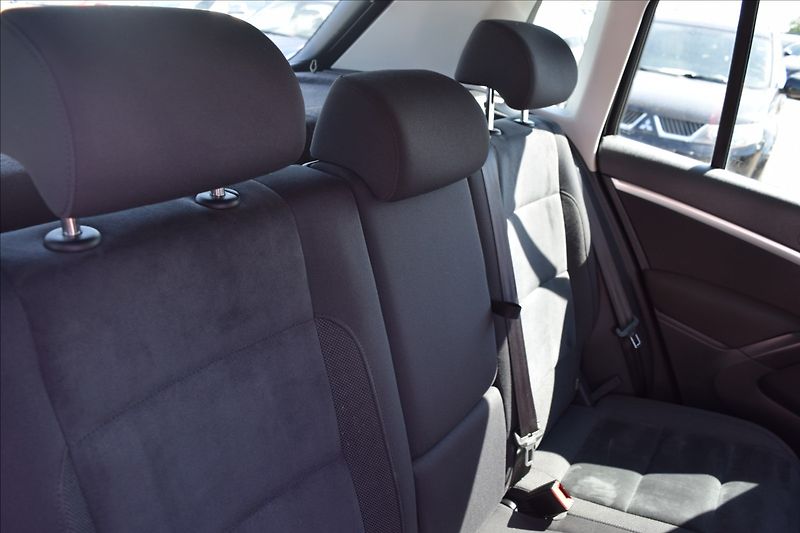 Volkswagen Tiguan 1,4 TSI 92KW R-LINE TOP STAV! - fotka 21 z 48