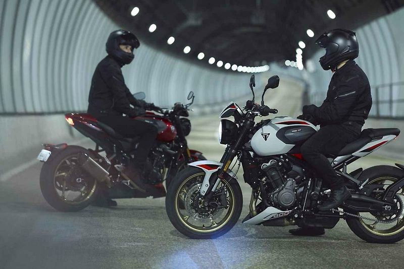 Nový Trident 800 zaplňuje prostor mezi mírným Tridentem 660 a divokým modelem Street Triplem 765.