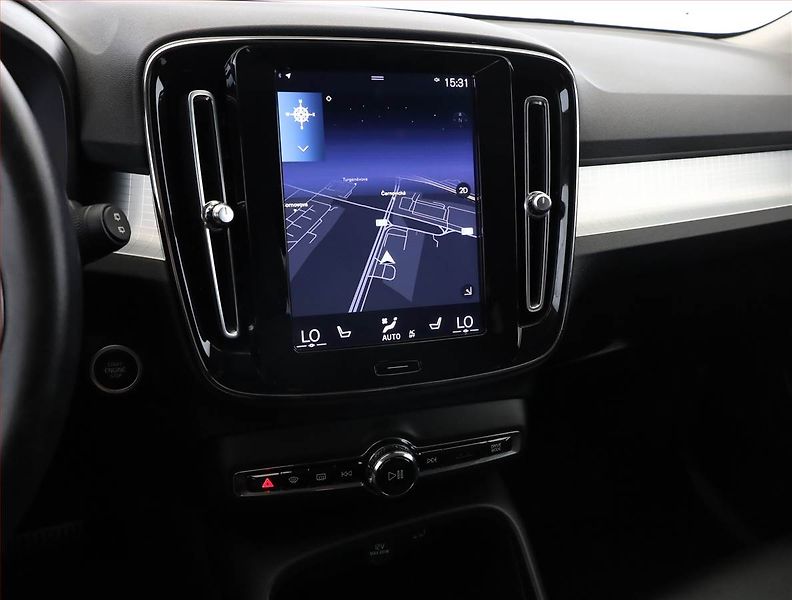 Volvo XC40 (2021) B4 - fotka 10 z 17