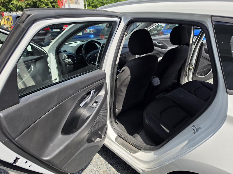 Hyundai i30 1.4i  - fotka 7 z 20