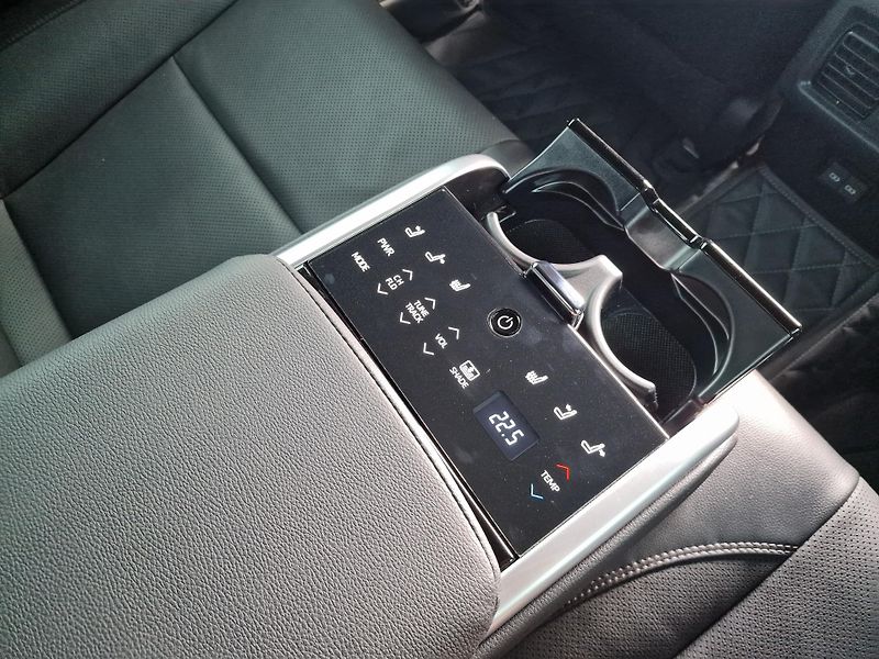 Toyota Camry (2024) 2.5 Hybrid EXECUTIVE - fotka 13 z 23