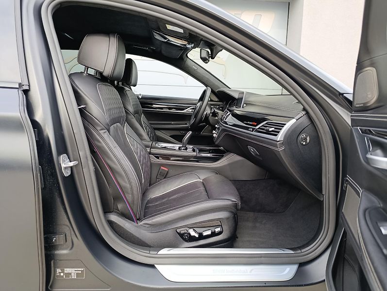 BMW Řada 7 750Ld BLACK FIRE ČR 1.MAJ - fotka 24 z 49