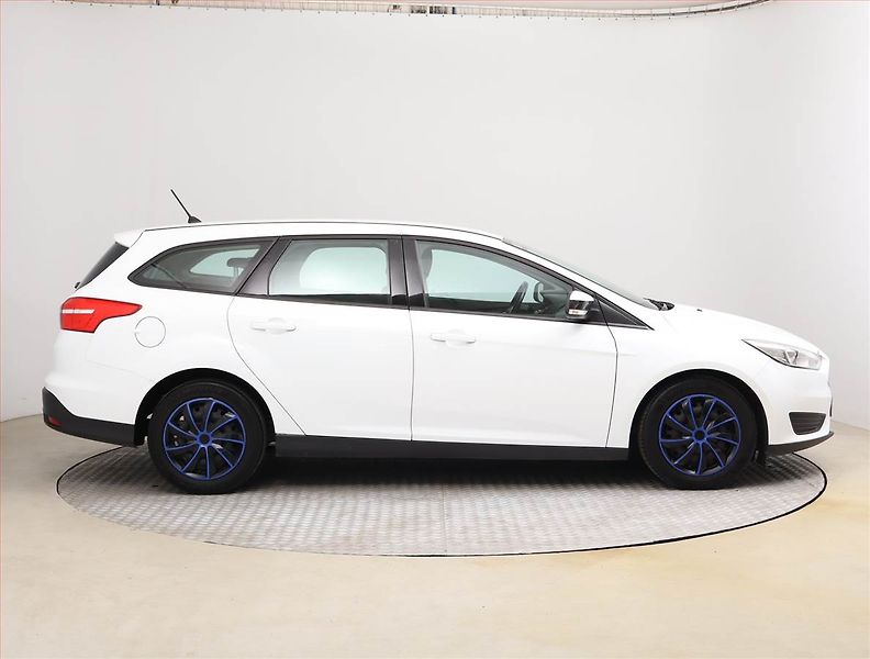 Ford Focus (2017) 1.6 i - fotka 6 z 15