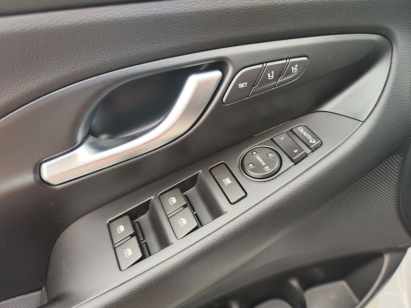 Hyundai i30 1.5 T -GDi/117kW Premium DCT - fotka 33 z 39