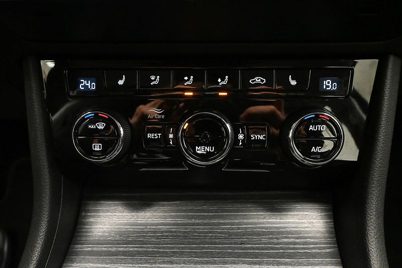 Škoda Superb 2,0 TDI 110kW DSG Style Záruka - fotka 17 z 24