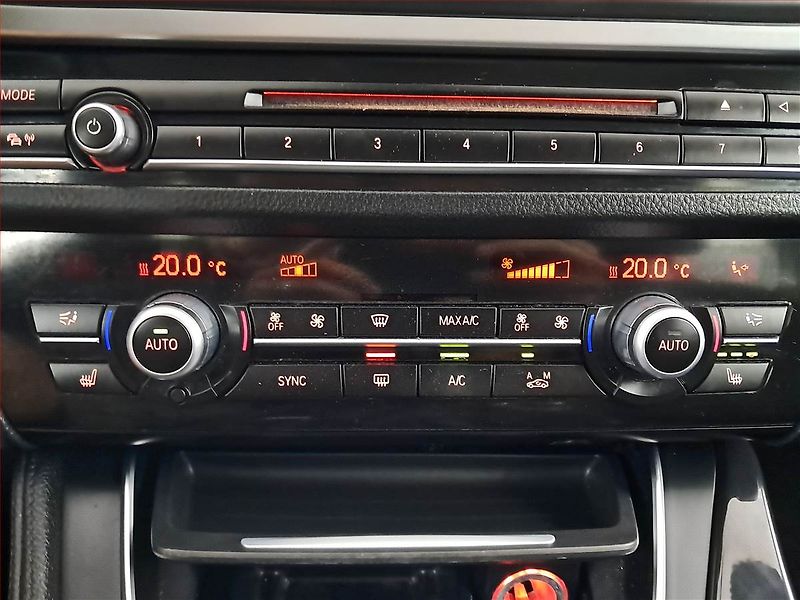 BMW Řada 5 (2013) Luxury Line 520d, Navi - fotka 13 z 19